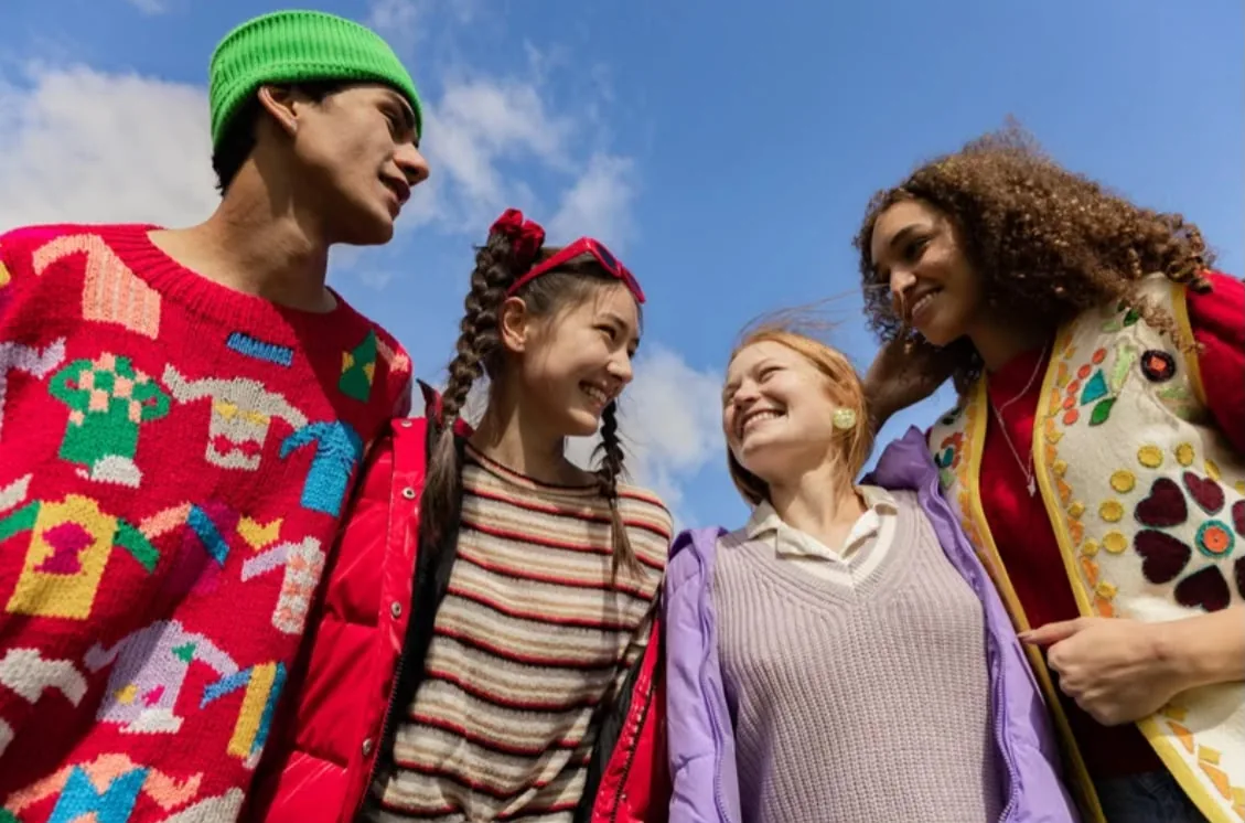Adolescentes compartiendo un momento distendido al aire libre, representando la búsqueda de identidad y autonomía