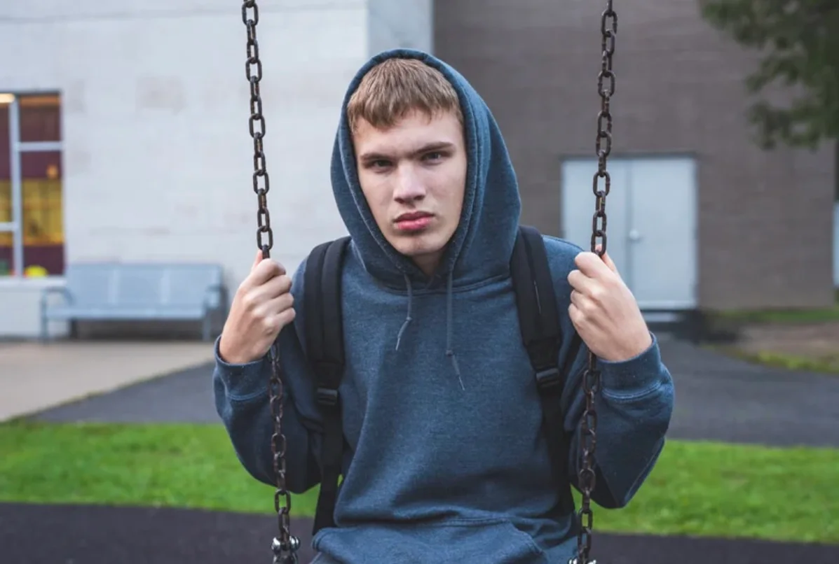 Adolescentes reflexionando sobre pertenencia de grupo y prevención del consumo problemático