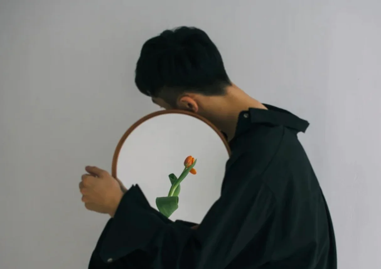 Reflexión psicológica sobre la identidad, la mirada de los demás y el mito de Narciso