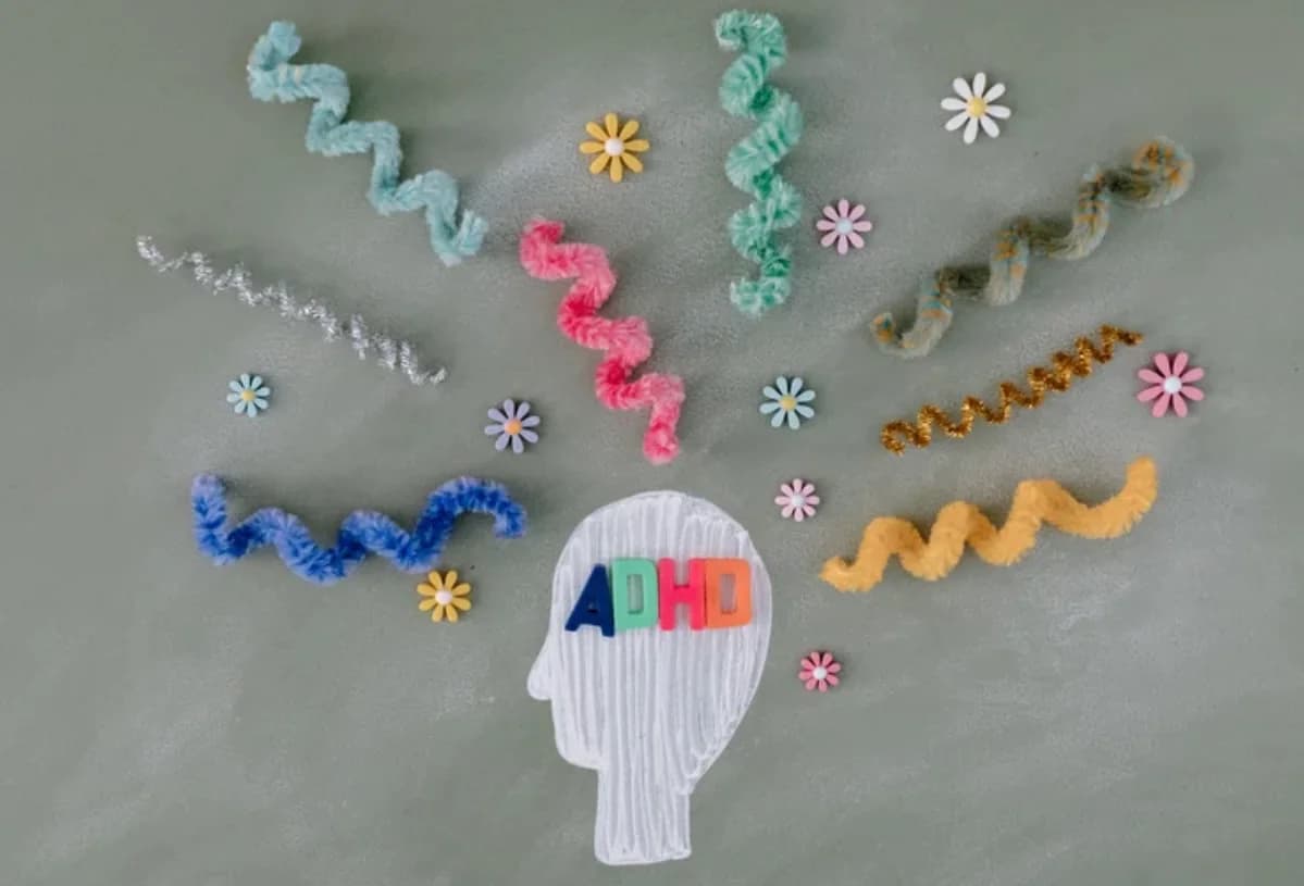 Ilustración sobre el Trastorno por Déficit de Atención e Hiperactividad (TDAH) y neurodesarrollo