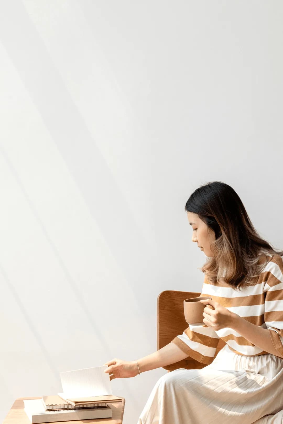Espacio cálido y profesional con libreta de notas, infusión y luz natural